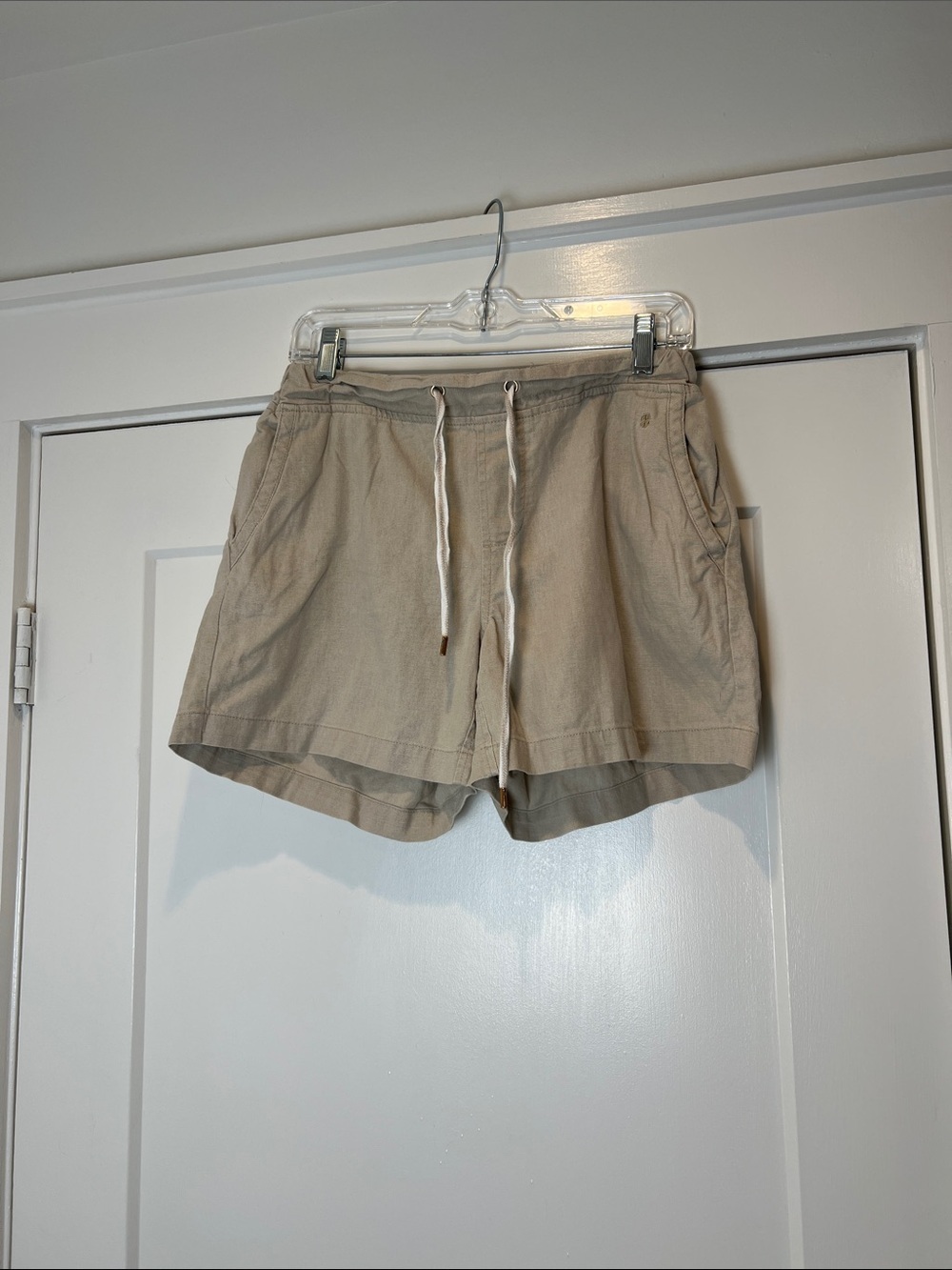 Izod Women's Beige Drawstring linen blend shorts. Size medium.